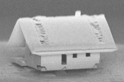 Французские нанотехнологи построили домик микроскопического размера
